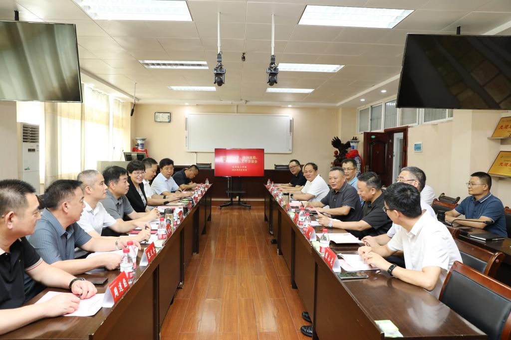 信陽市上天梯非金屬礦管理區領導一行來我?？疾旖涣? class=